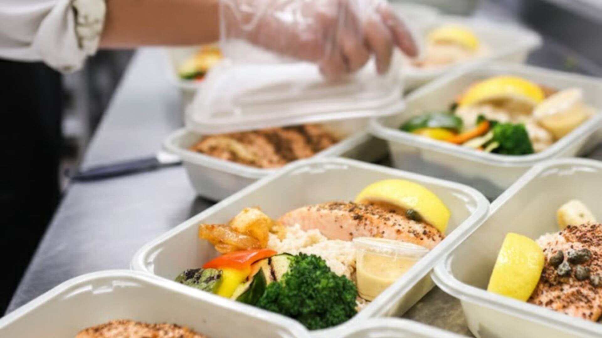 Fresh corporate catering Montreal being served at office meeting with healthy meal options